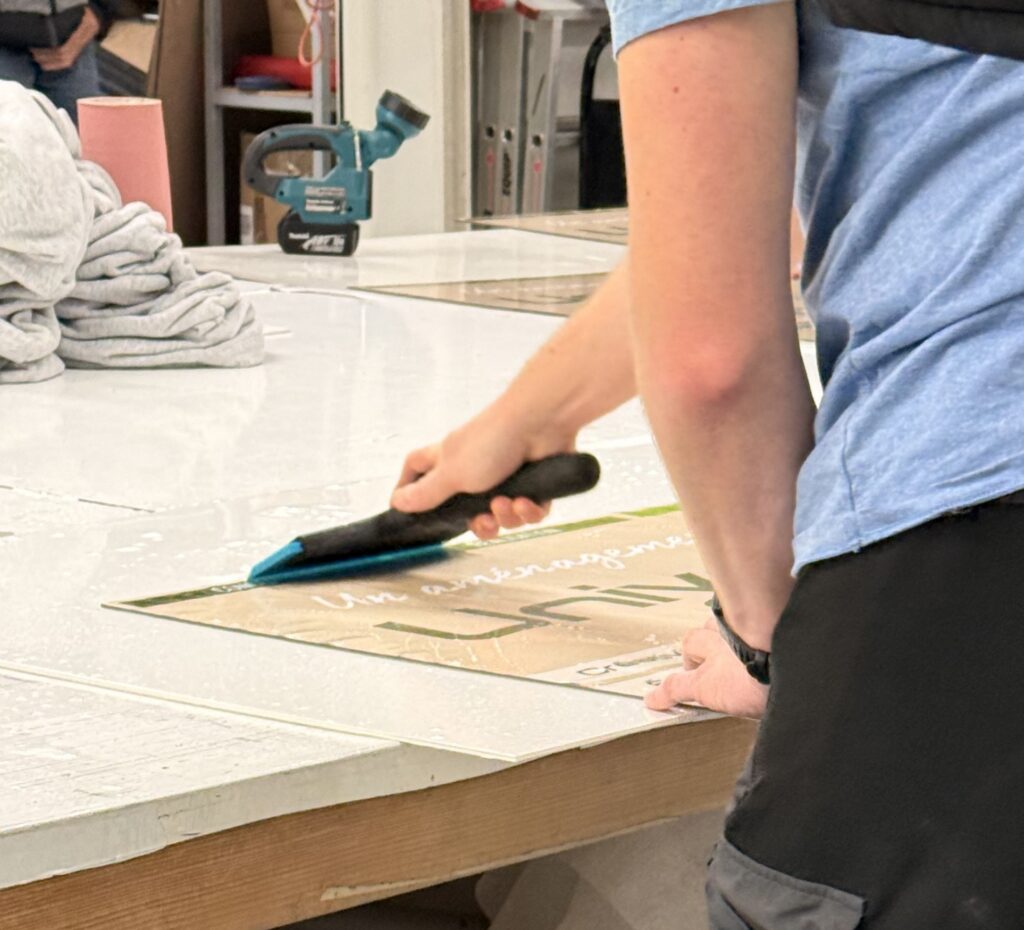 conseil pose adhésif